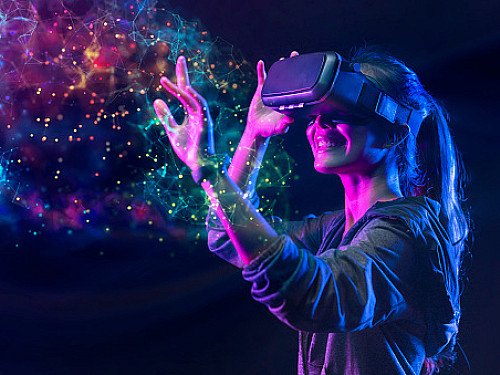 WHAT’S THE DIFFERENCE BETWEEN AR, VR, AND MR?